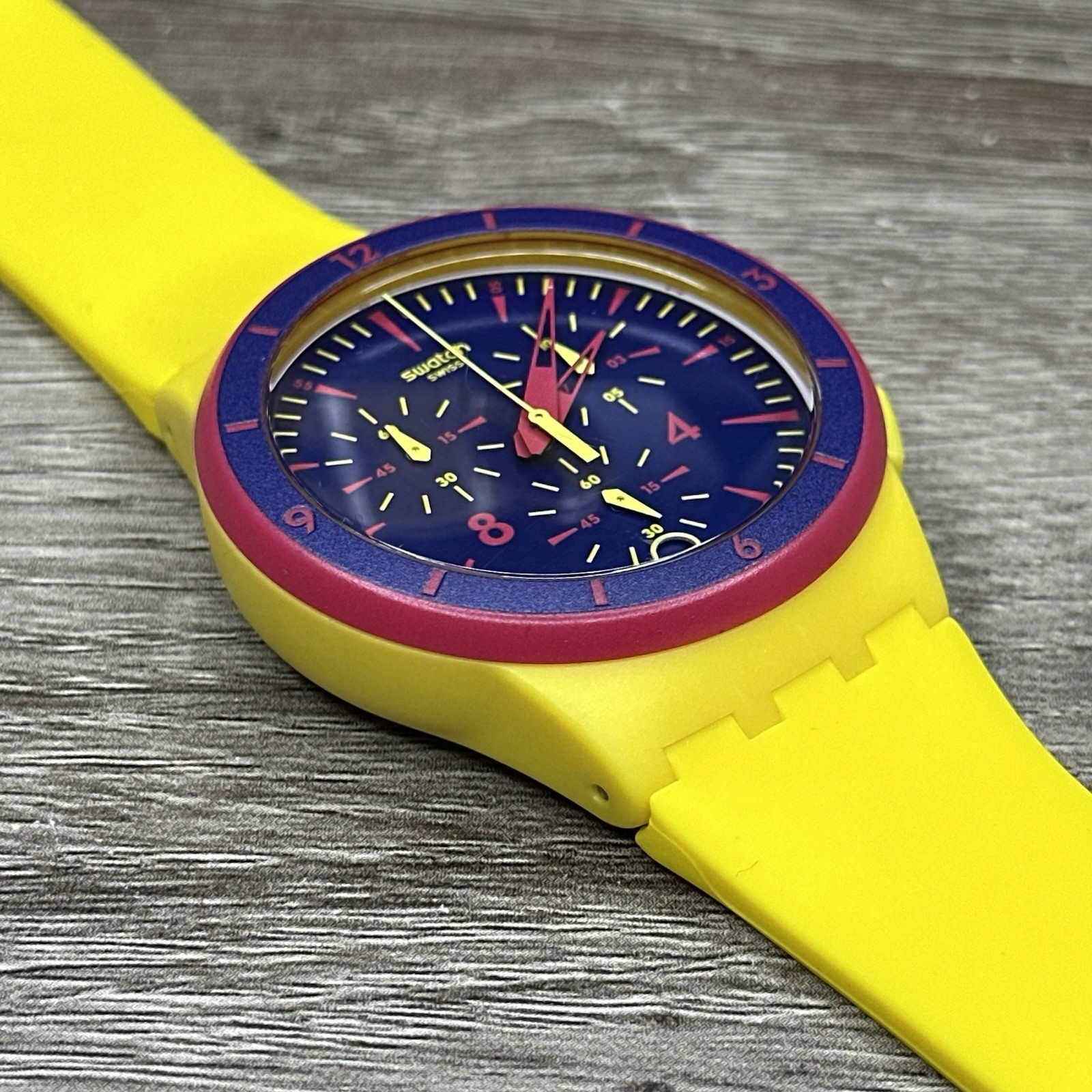 NEW✅ Swatch Chrono GLOW LOOM Yellow And Navy Date Sports Men’s Watch SUSJ400