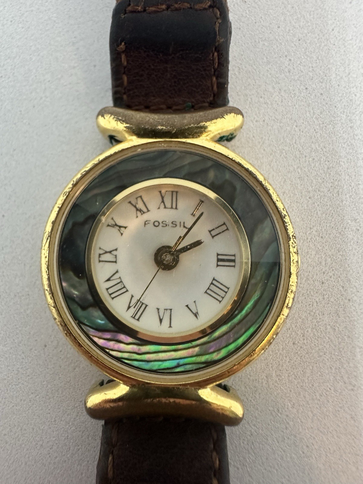 Fossil Quartz Abalone Gold Tone Bezel White Face PC-9553 Mother-of-Pearl Roman