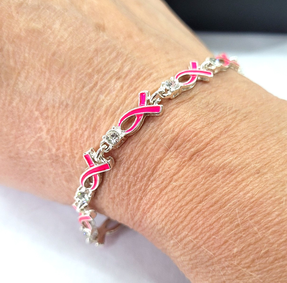 Avon Breast Cancer Watch Hot Pink & Ribbon Bracelet New in Box – needs battery