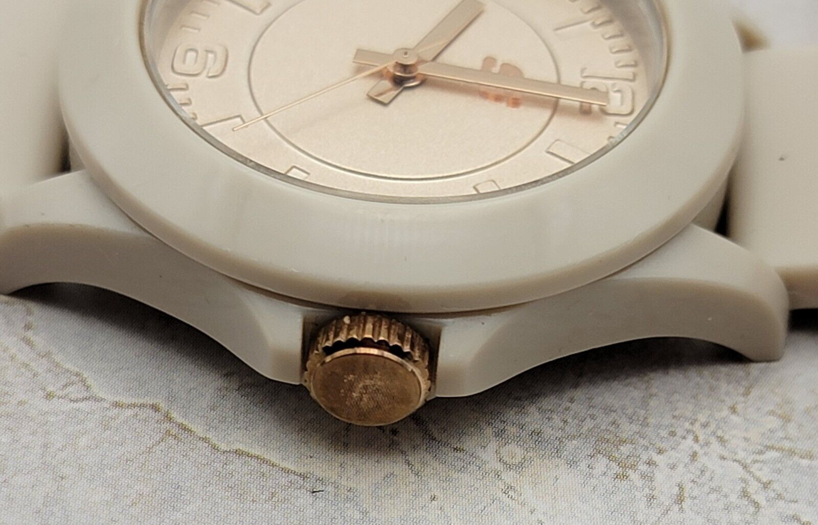 Sketcher Watch Beige Round 39mm Silicone Band Sports Working 6172W