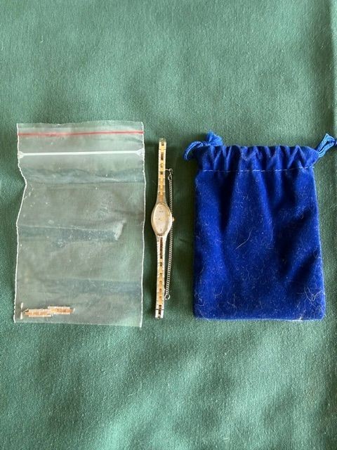 Vintage Seiko Women 1E20-5709 Dress Oval Two Tone Quartz Analog 13mm Watch 6″