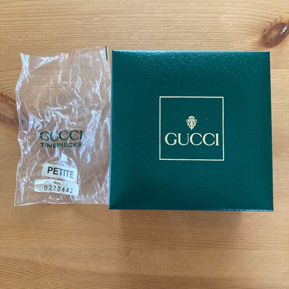 Excellent condition GUCCI 1500L Watch Gold Shell Dial Bangle with Box Working Vi