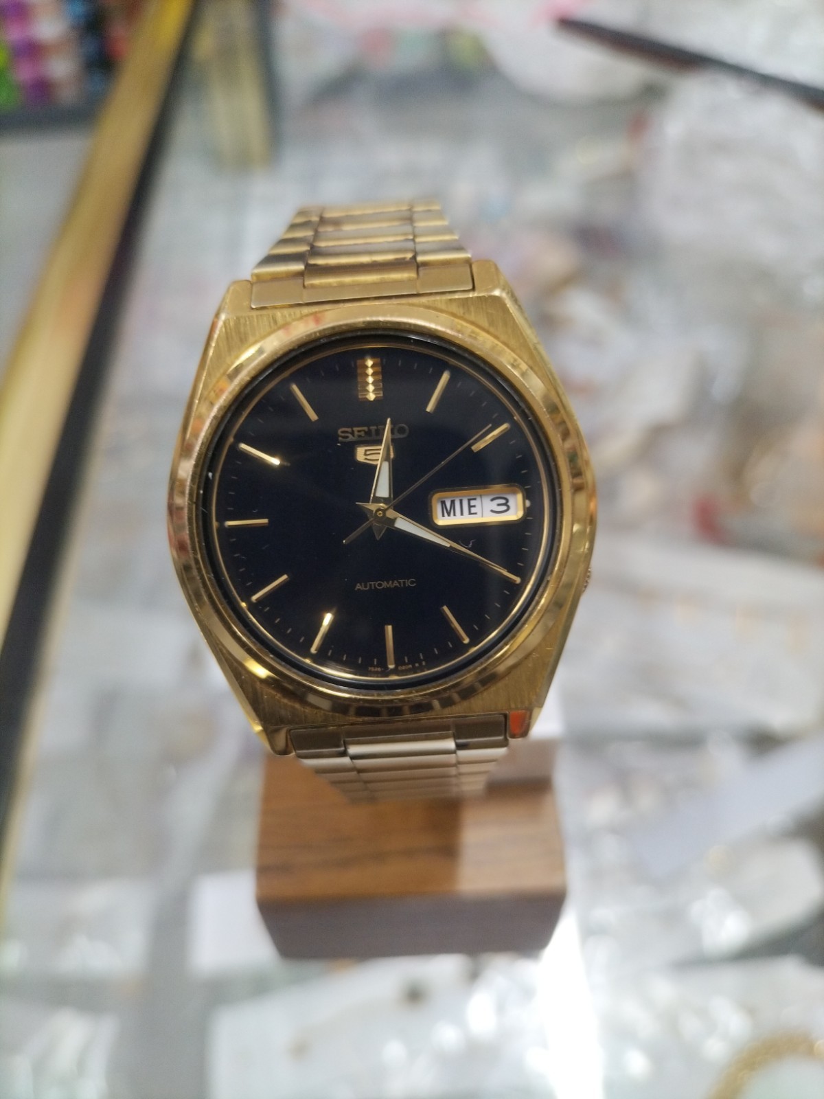 VINTAGE SEIKO 5 AUTOMATIC GOLD TONE MEN’S WATCH DAY DATE 7S28-0570 PRE-OWNED.