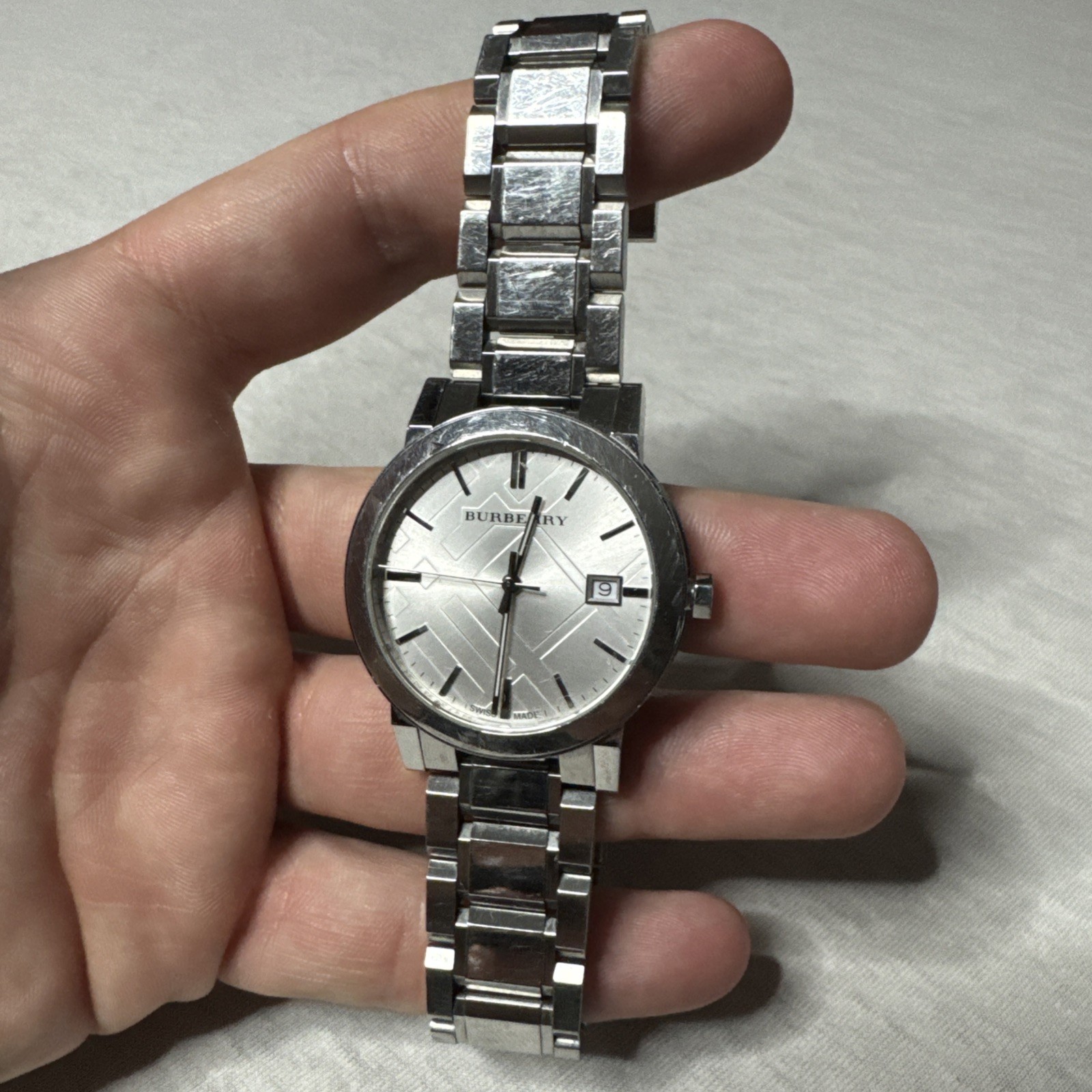 Burberry BU9000 50 meters Men’s stainless steel watch pre-owned!