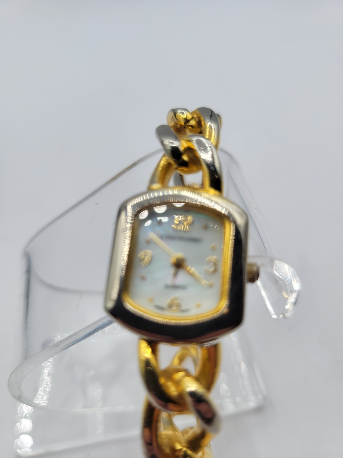 Gloria Vanderbilt Gold Tone Stainless Steel Women’s Watch Working New Battery