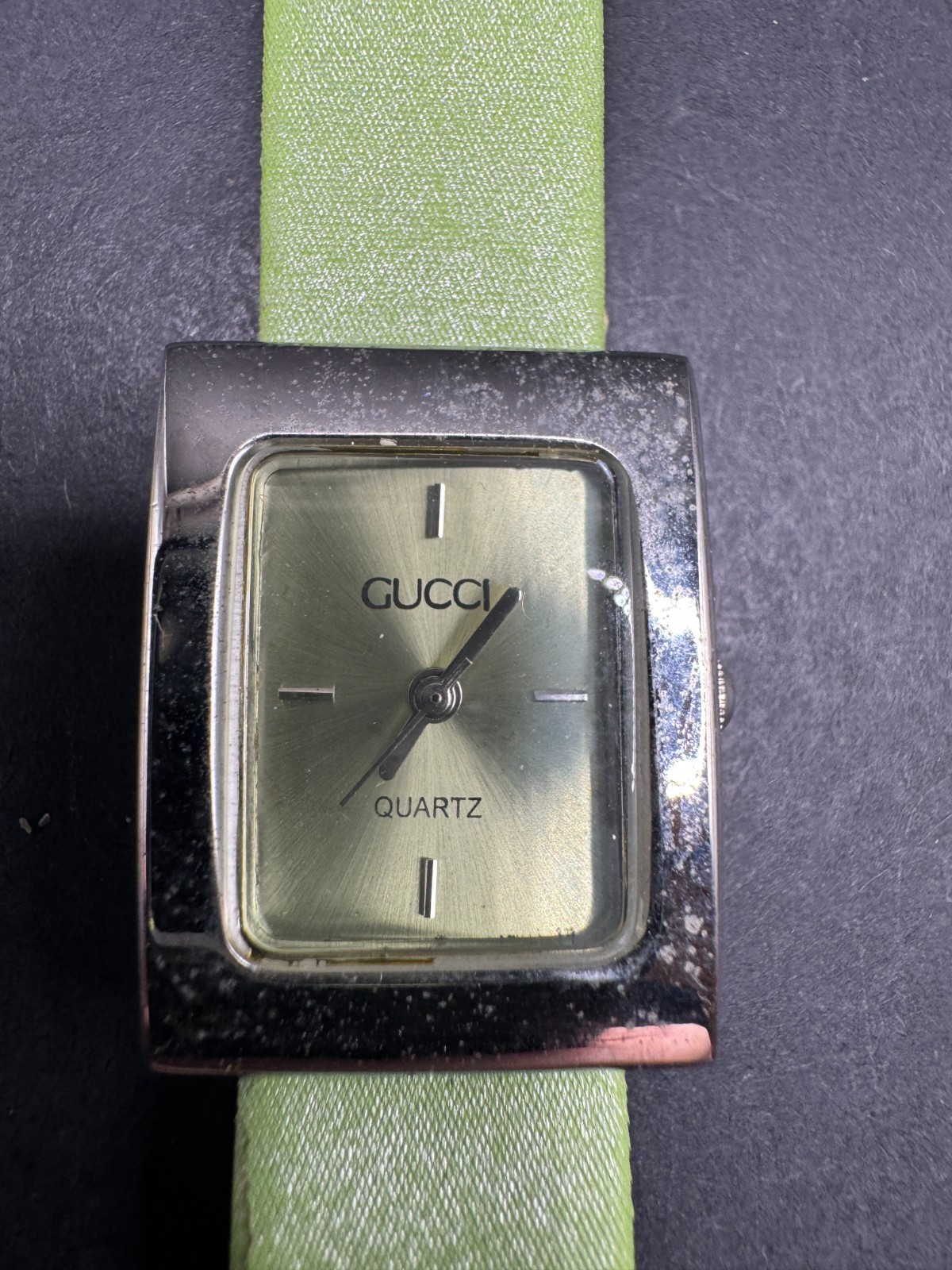 Vintage Gucci Watch 90001 Quartz Silver Tone Green Leather Strap 20.5mm