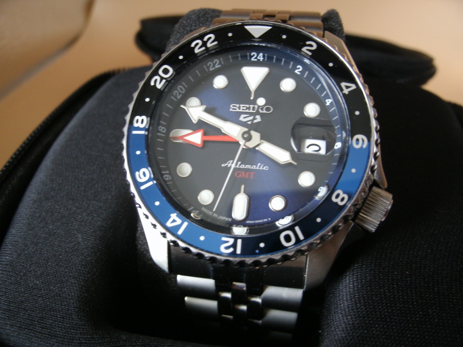 Seiko 4R34-00A0 watch working and keeping time. Blue dial. GMT.