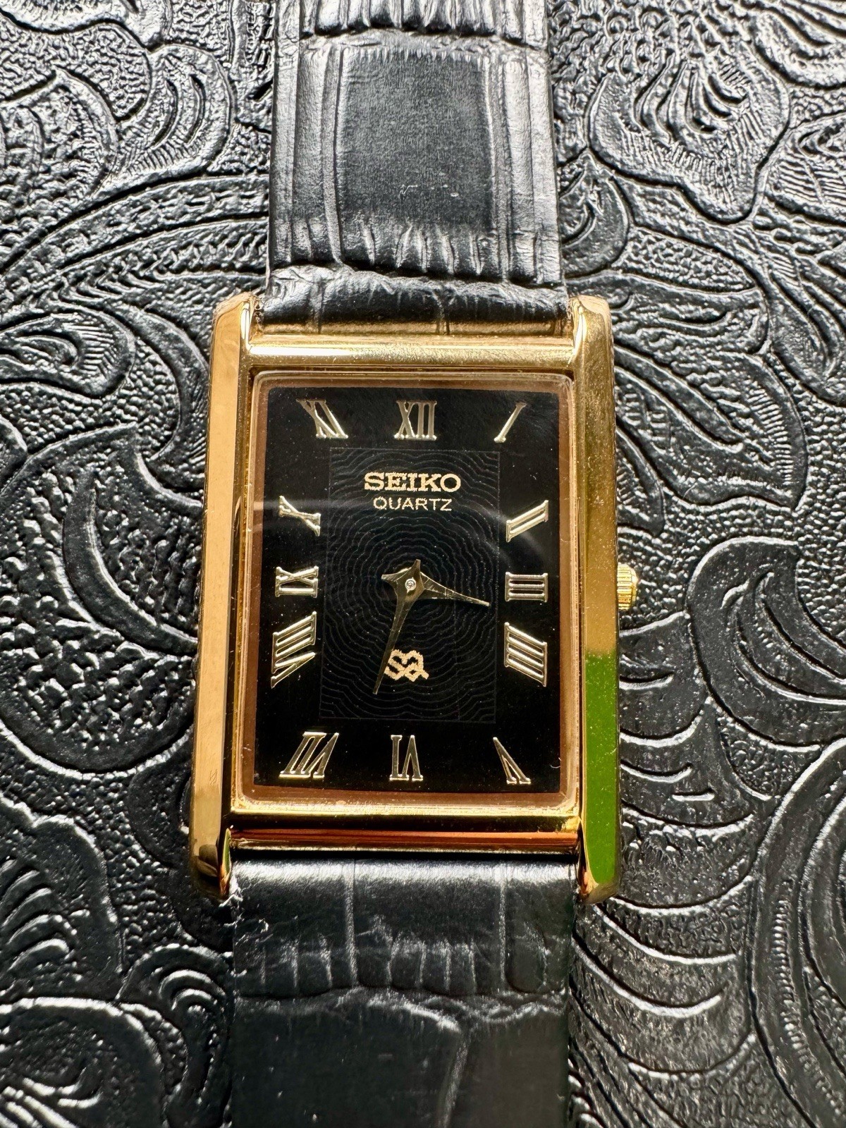 BLACK DIAL RARE Vintage Seiko Slim Quartz Men’s Wrist Watch