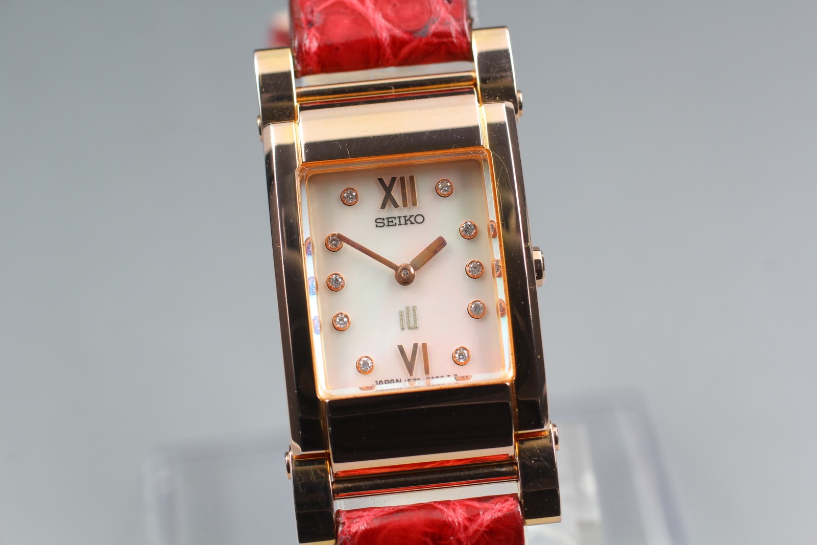 Seiko IU 1F20-0AM0 Qz Ladies Watch Diamonds Shell Dial New Batt Near MINT JAPAN