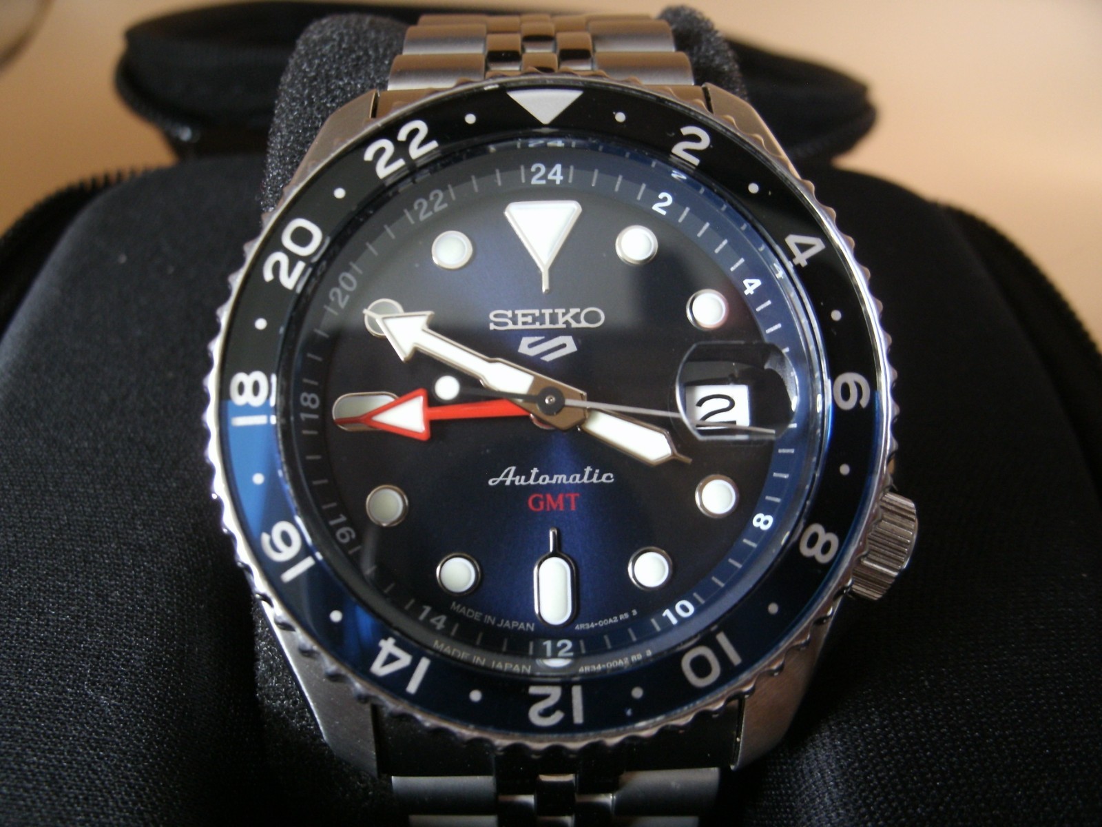 Seiko 4R34-00A0 watch working and keeping time. Blue dial. GMT.