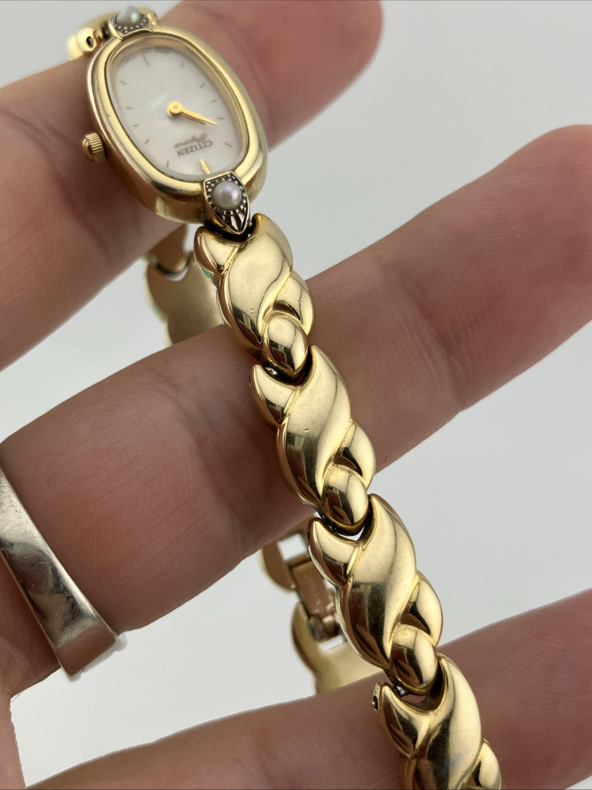 Vtg Citizen Elegance Ladies 14mm Watch Gold Tone Pearl Bezel MOP 7.25” RUNS