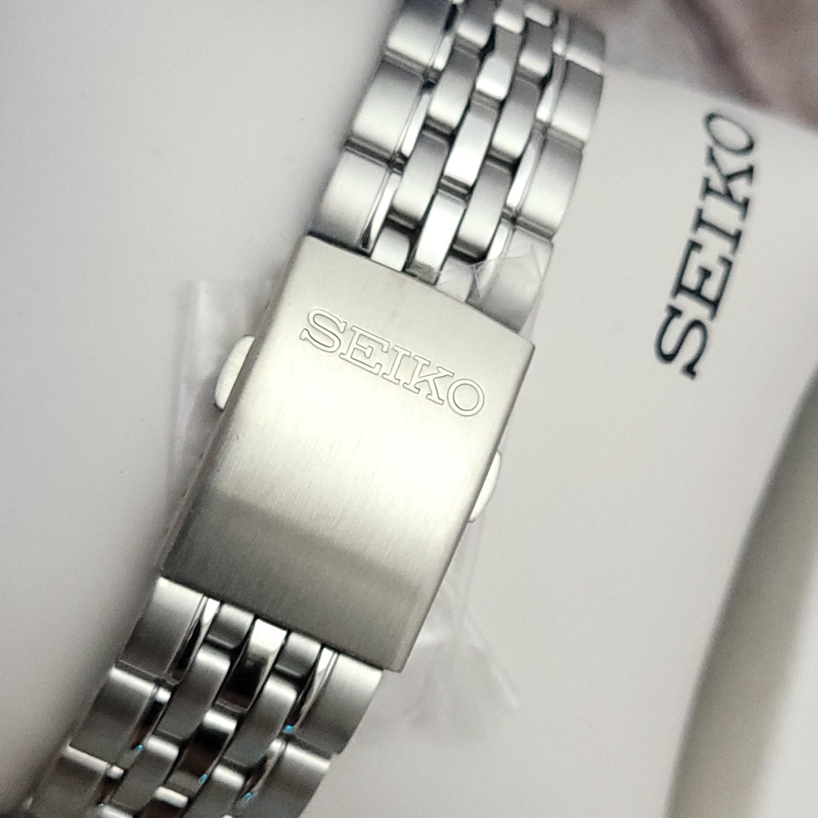 SQ7: NOS RARE MEN’S 41.5mm BOLD BLACK DIAL SEIKO HARRAHS DATE 100m WATCH A+ BOX