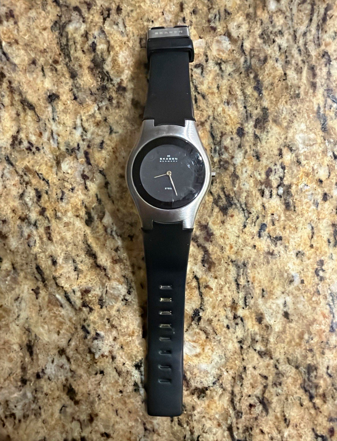 Skagen Denmark 235LRB Quartz Watch Rubber Strap. Needs battery. Damaged strap.