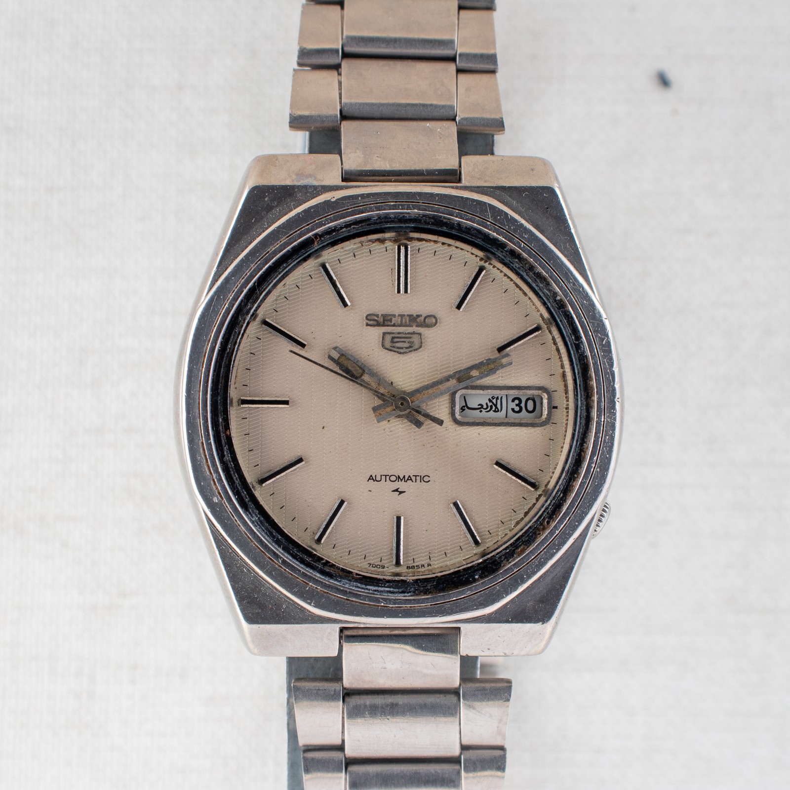 Vintage Seiko 5 Auto Watch Off- White Textured Dial 7009-885R Arabic/English Day