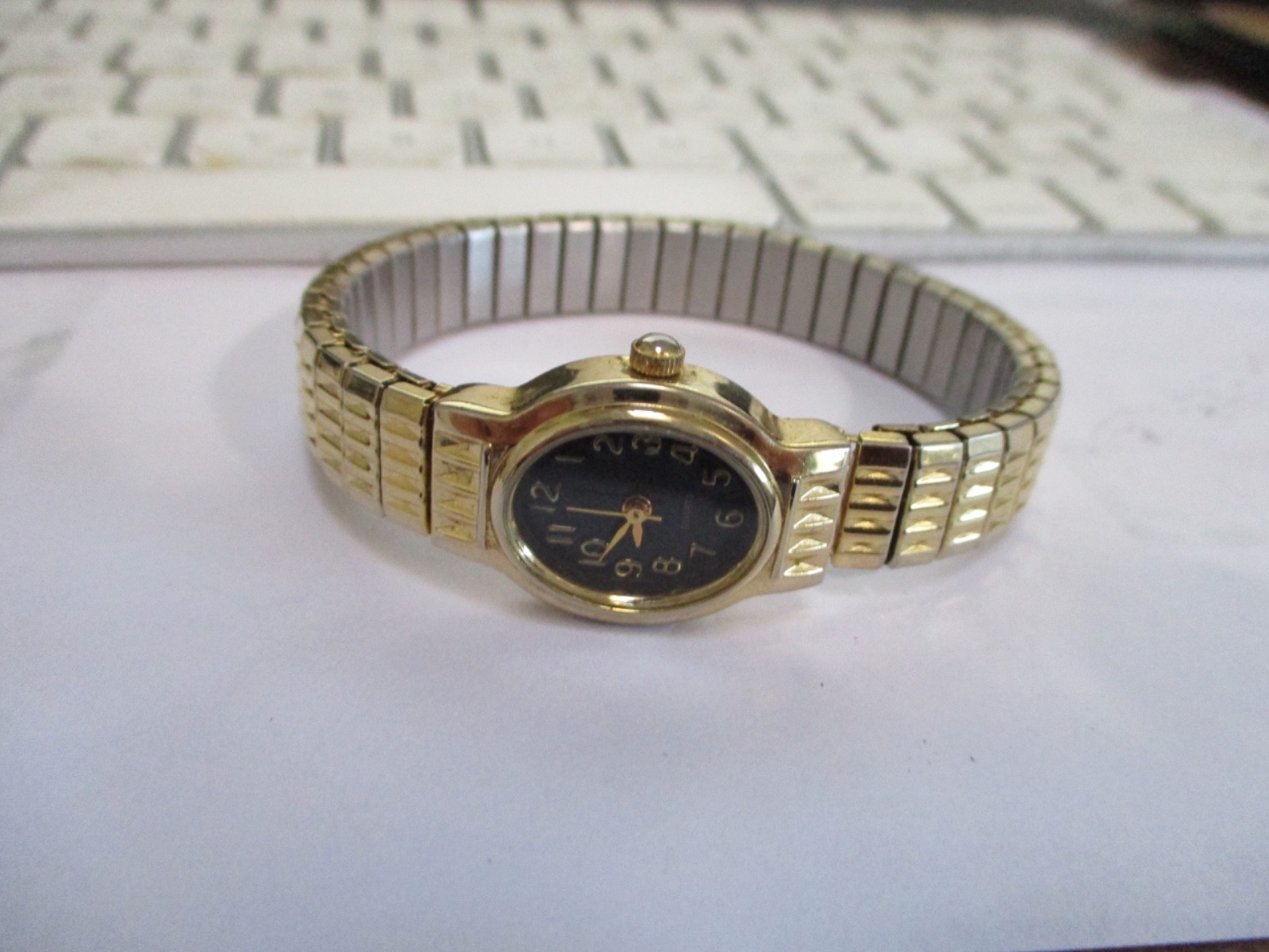 TIMEX ADVANCE WATCH. COMPLETE. CLEAR CRYSTAL NICE BAND.RUNS, KEEPS TIME