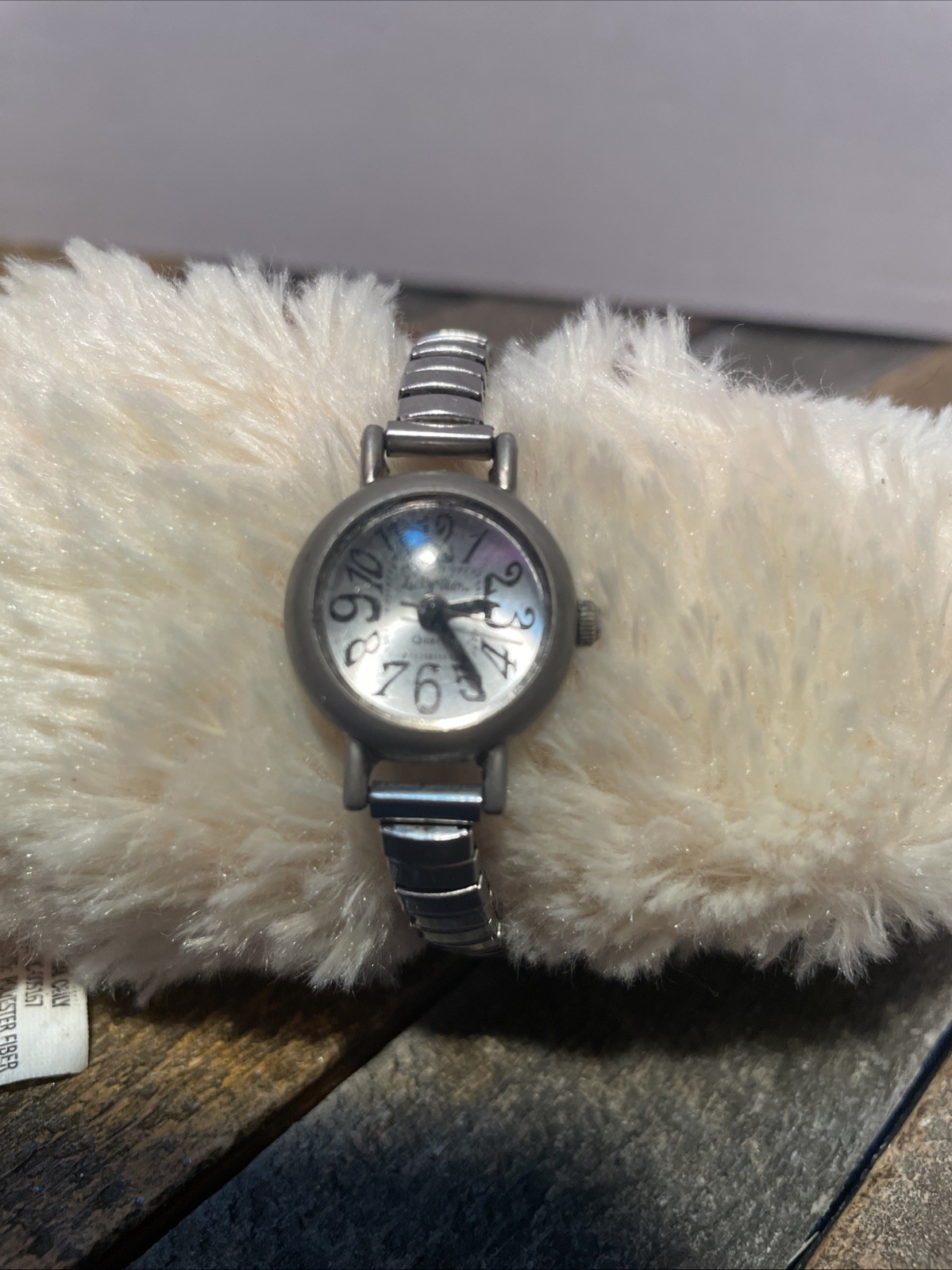 Vintage Lucky Star Ladies Quartz Watch. Silvertone Matal Band needs new battery