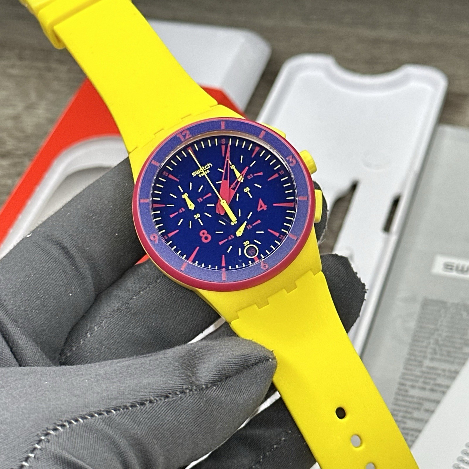 NEW✅ Swatch Chrono GLOW LOOM Yellow And Navy Date Sports Men’s Watch SUSJ400