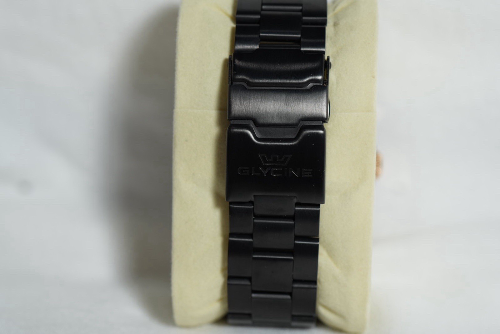 Glycine Airman Quartz Chronograph 44mm Black Dial Date Rubber Strap 200m