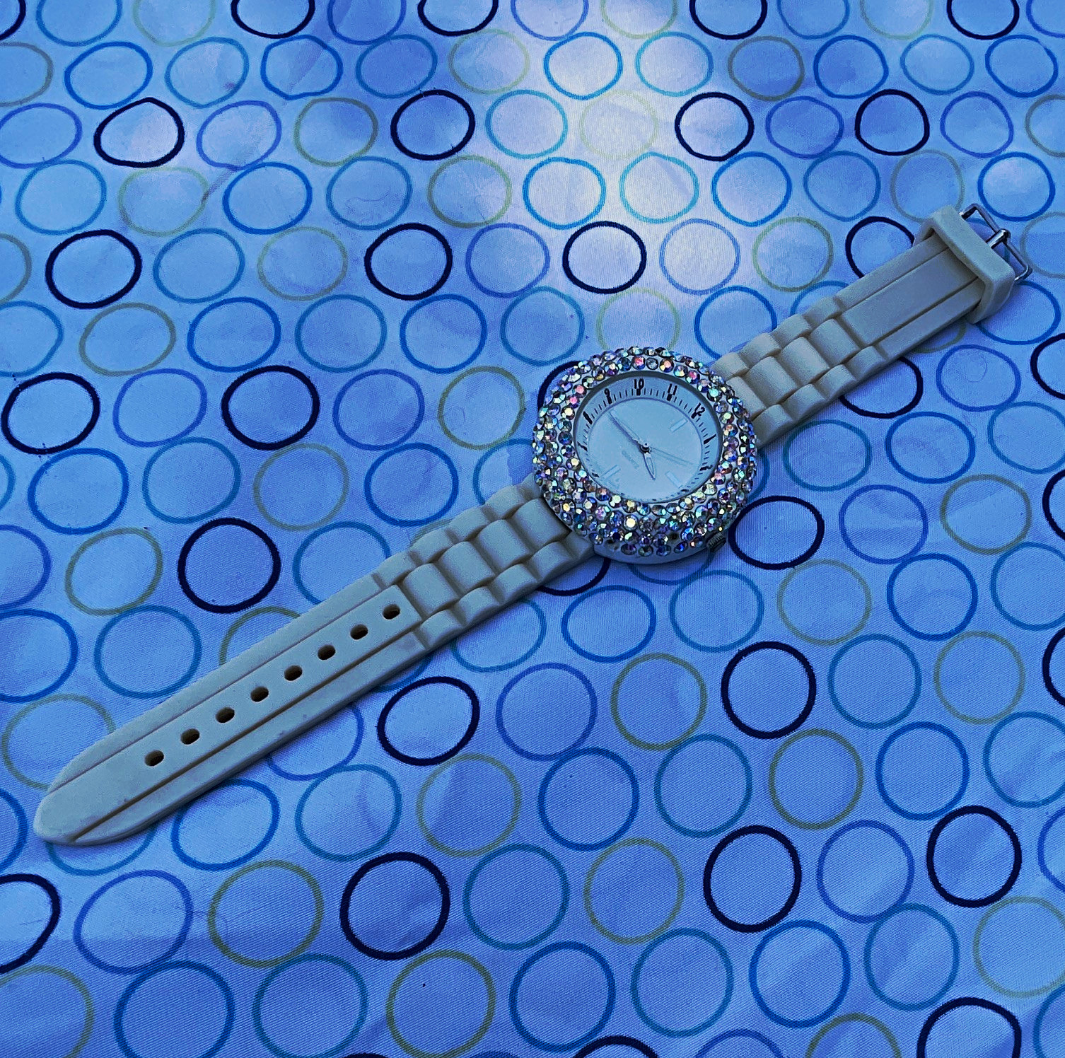 Women’s Quartz Analog Watch Rhinestone Bezel Roman Numerals White Silicone