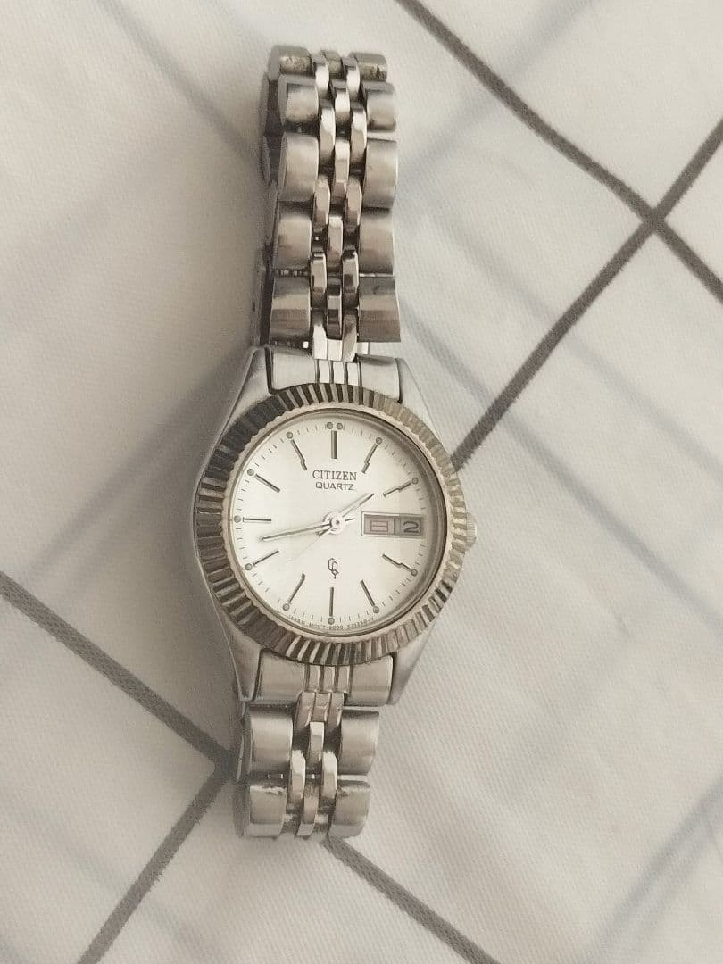 Excellent condition CITIZEN quartz day-date watch with cut glass, model 6000.