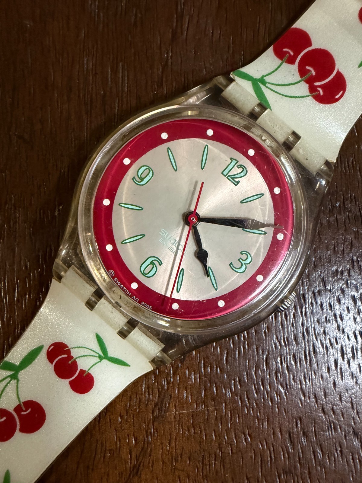2005 Swatch Cherry Gloss GE171 Gent Silver Sunburst Dial Red Summer Watch