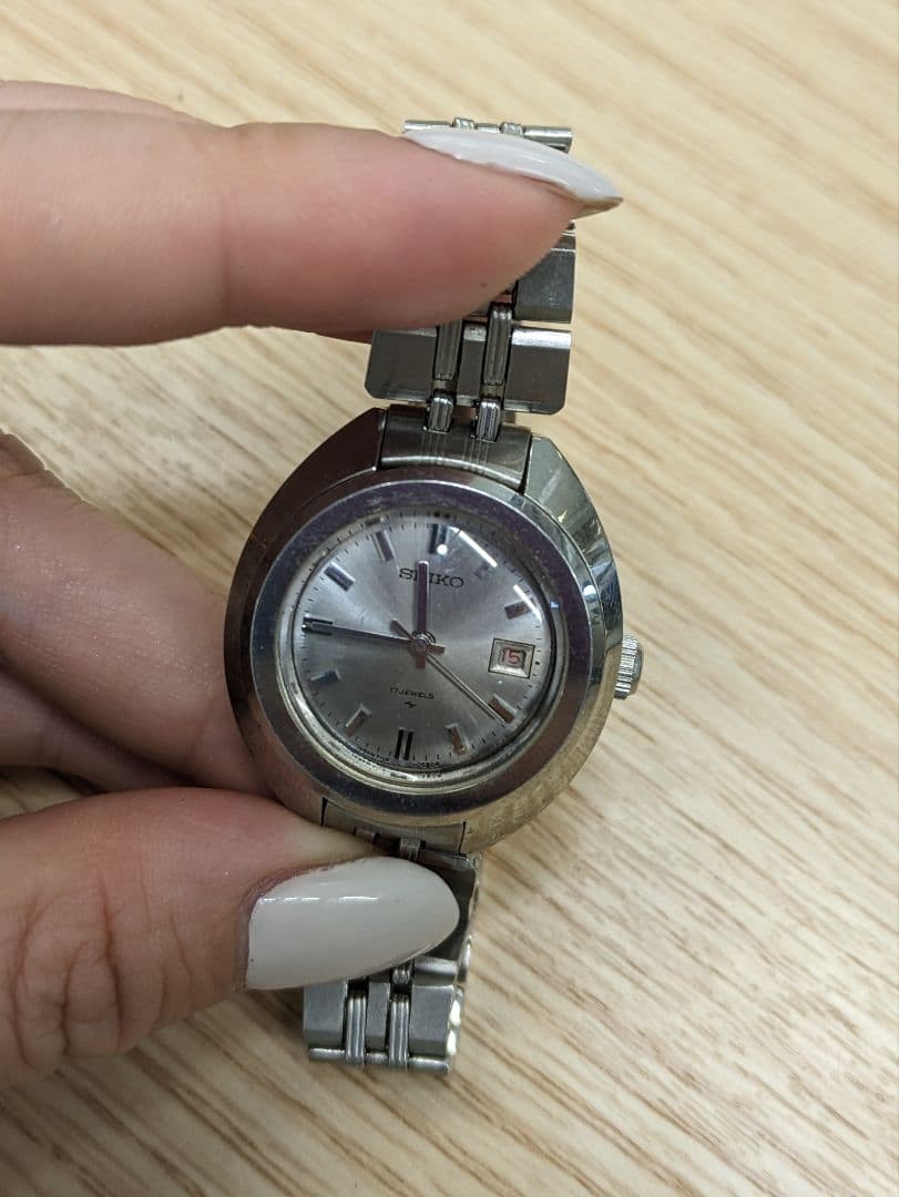 Working SEIKO women’s silver watch, model number 2118-0401.