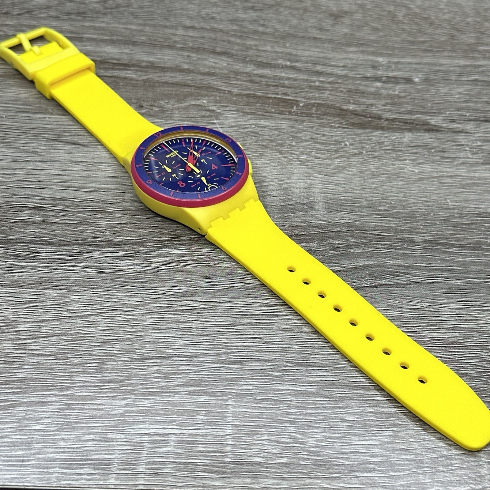 NEW✅ Swatch Chrono GLOW LOOM Yellow And Navy Date Sports Men’s Watch SUSJ400