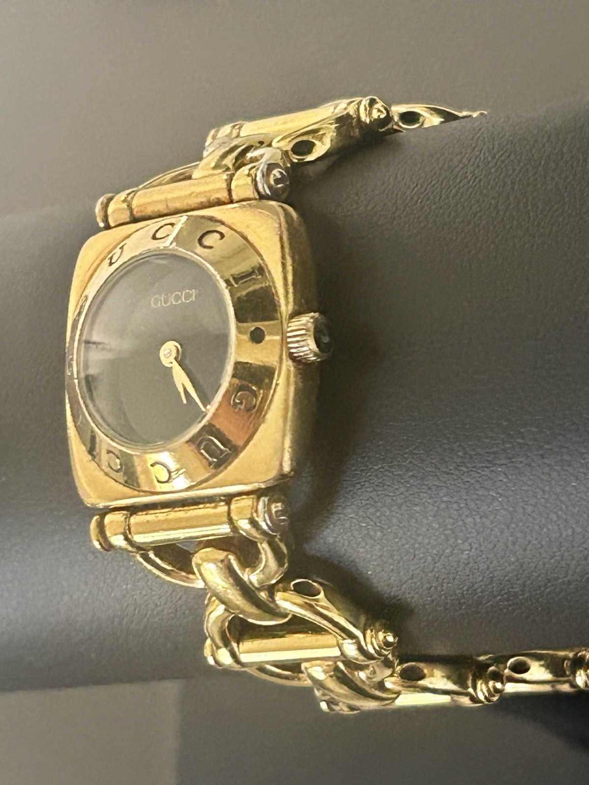 Gucci wmns lovely 6 1/2″ gold-black link watch, new battery free ship $424.99