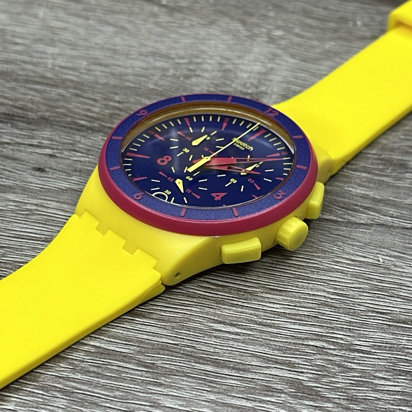 NEW✅ Swatch Chrono GLOW LOOM Yellow And Navy Date Sports Men’s Watch SUSJ400