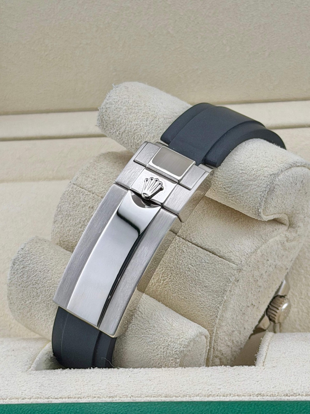 2021 Rolex Yach-Master Black Dial 226659 42mm 18K White Gold Rubber Strap – Pre
