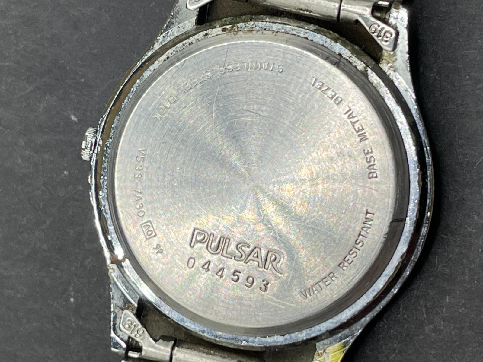 Vtg Pulsar Watch Men 34mm Silver Tone White Dial DayDate Round V533-7A30 33.4MM