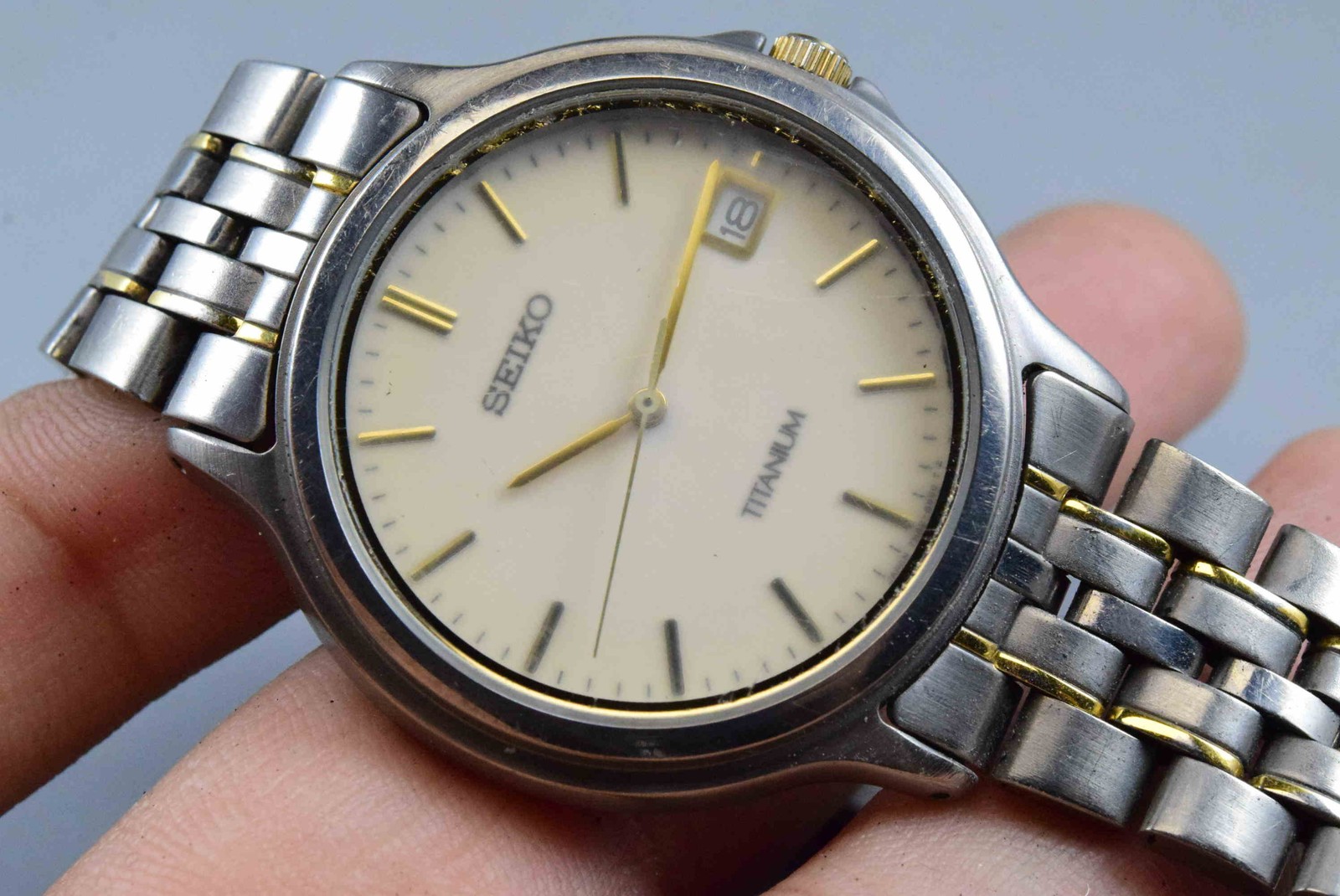 Vintage watch Seiko Titanium 7N42-8A00 IRIDESCENT-DIAL Men Quartz Round 37mm