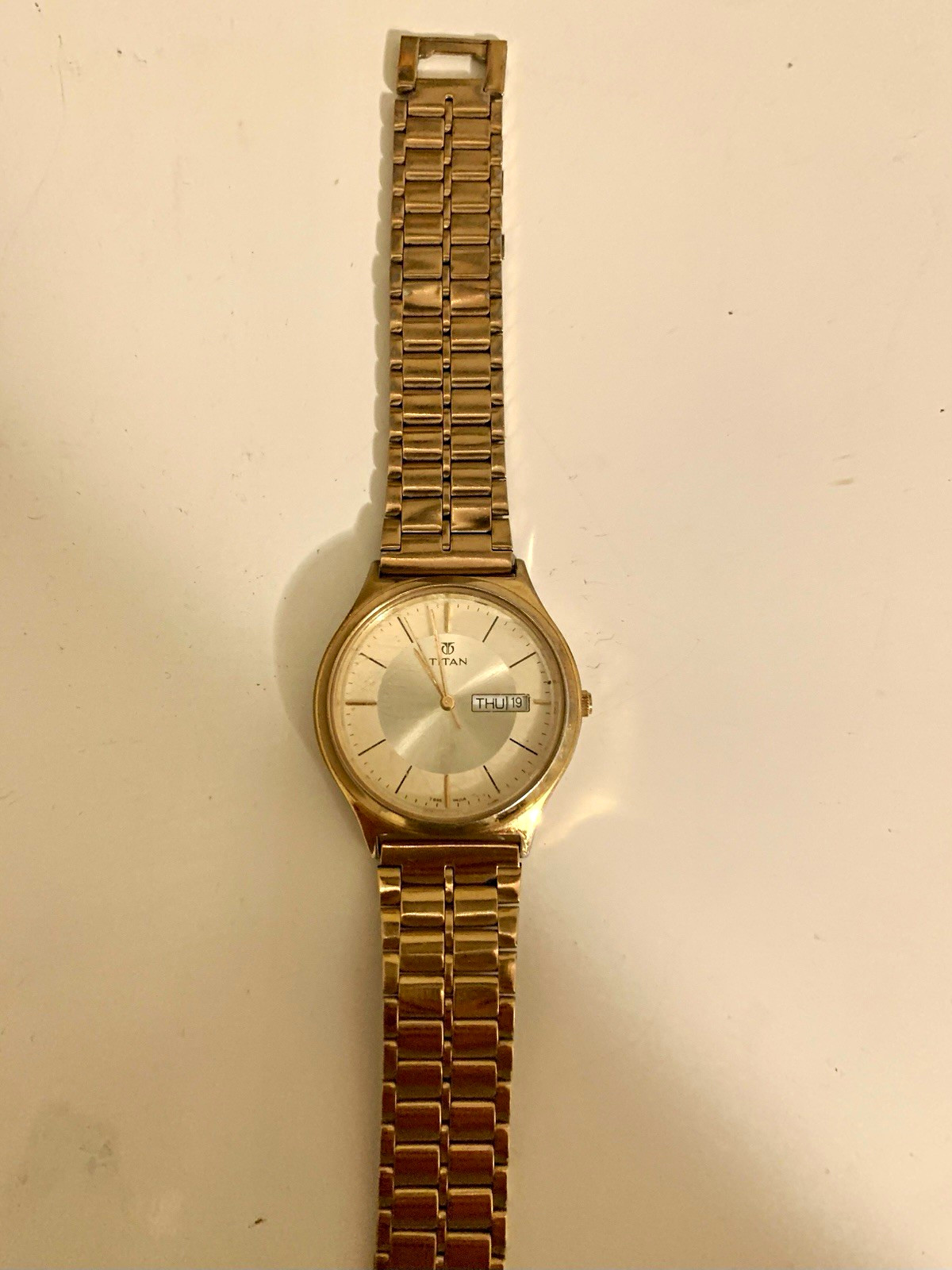 Titan Quartz Day/Date Gold Tone Bracelet Watch Silver Sunburst Dial Round