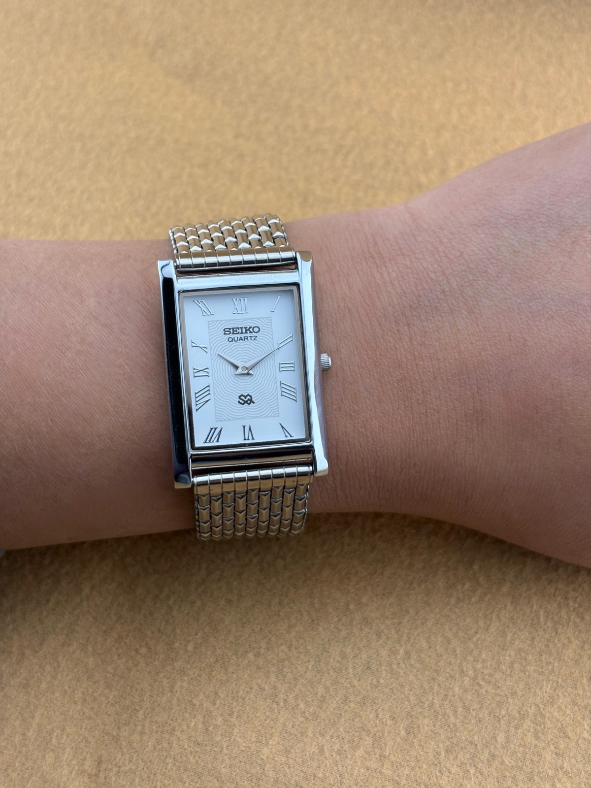 WHITE DIAL Vintage Seiko Slim Quartz men’s Wristwatch