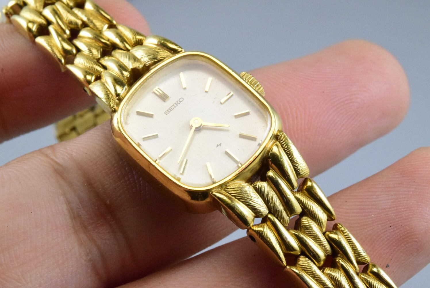 Vintage watch Seiko Gold Plate 11 5030 Yellow Lady Hand Winding Cushion 15mm