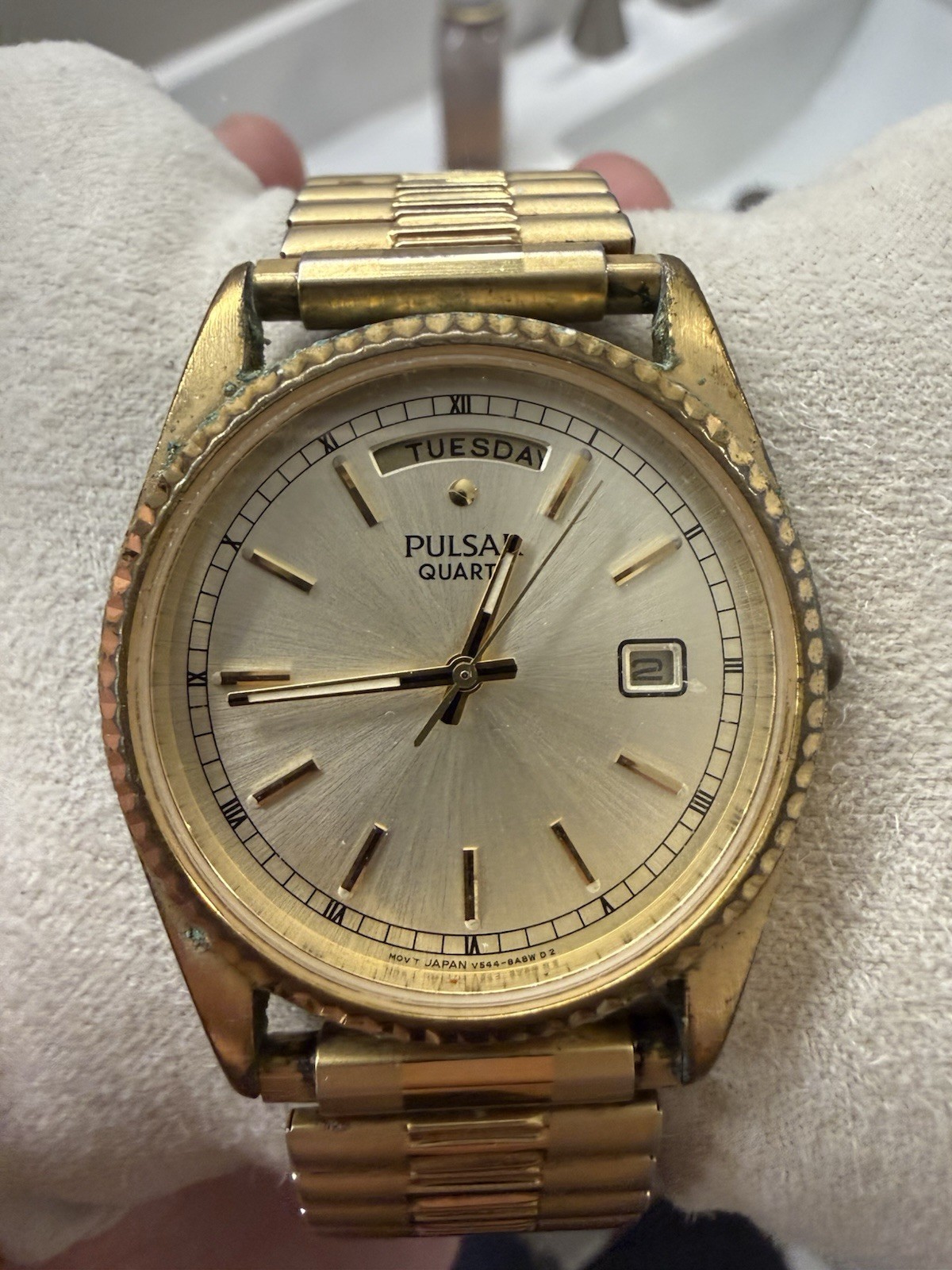 Vintage Pulsar Presidential Mens Watch 35mm Day Date Gold Tone V744-X004 Bezel
