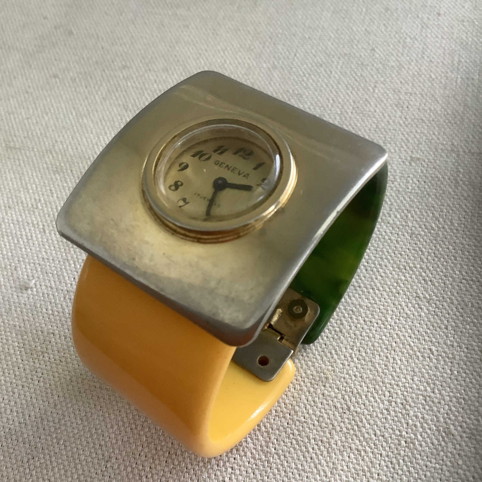 VTG Geneva 17 Jewels Corn Yellow and Green Swirl Bakelite Wind Up Watch Works
