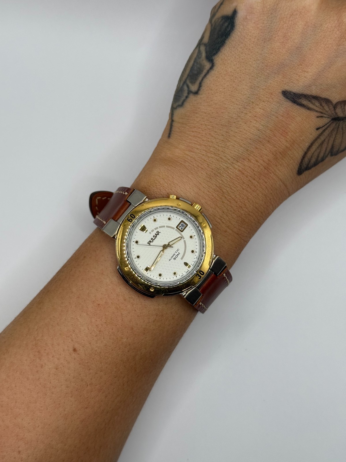 Vintage Seiko Pulsar Kinetic Unisex Watch White Dial Leather Strap Gold Bezel