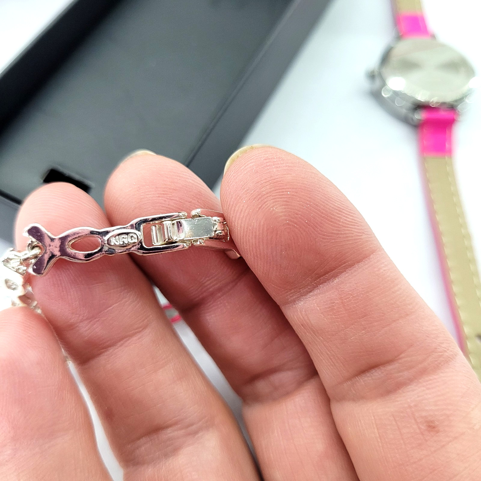 Avon Breast Cancer Watch Hot Pink & Ribbon Bracelet New in Box – needs battery