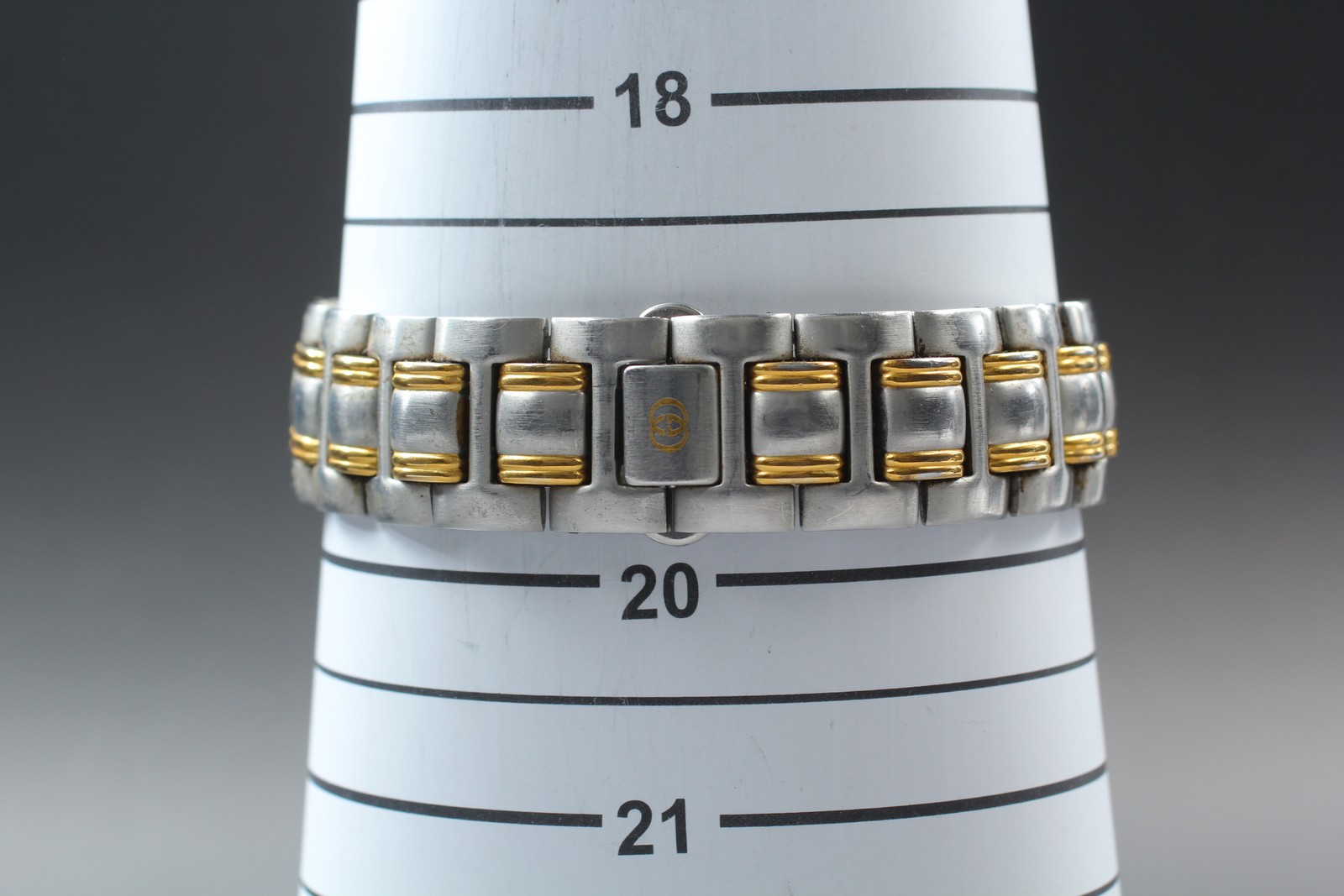 [Exc+5] Gucci 9040M Two Tone Quartz Men’s Watch From JAPAN