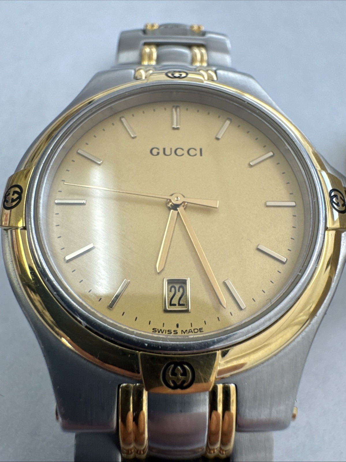 Gucci 9040M 34mm Gold Two Tone Date Quartz Men’s Stainless Steel Watch