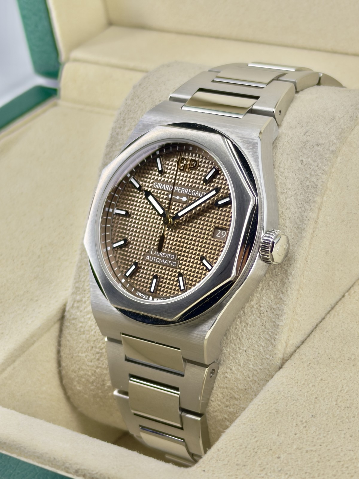 Girard Perregaux Laureato Salmon Dial on Steel 81005-11-3154-1CM Complete 2026