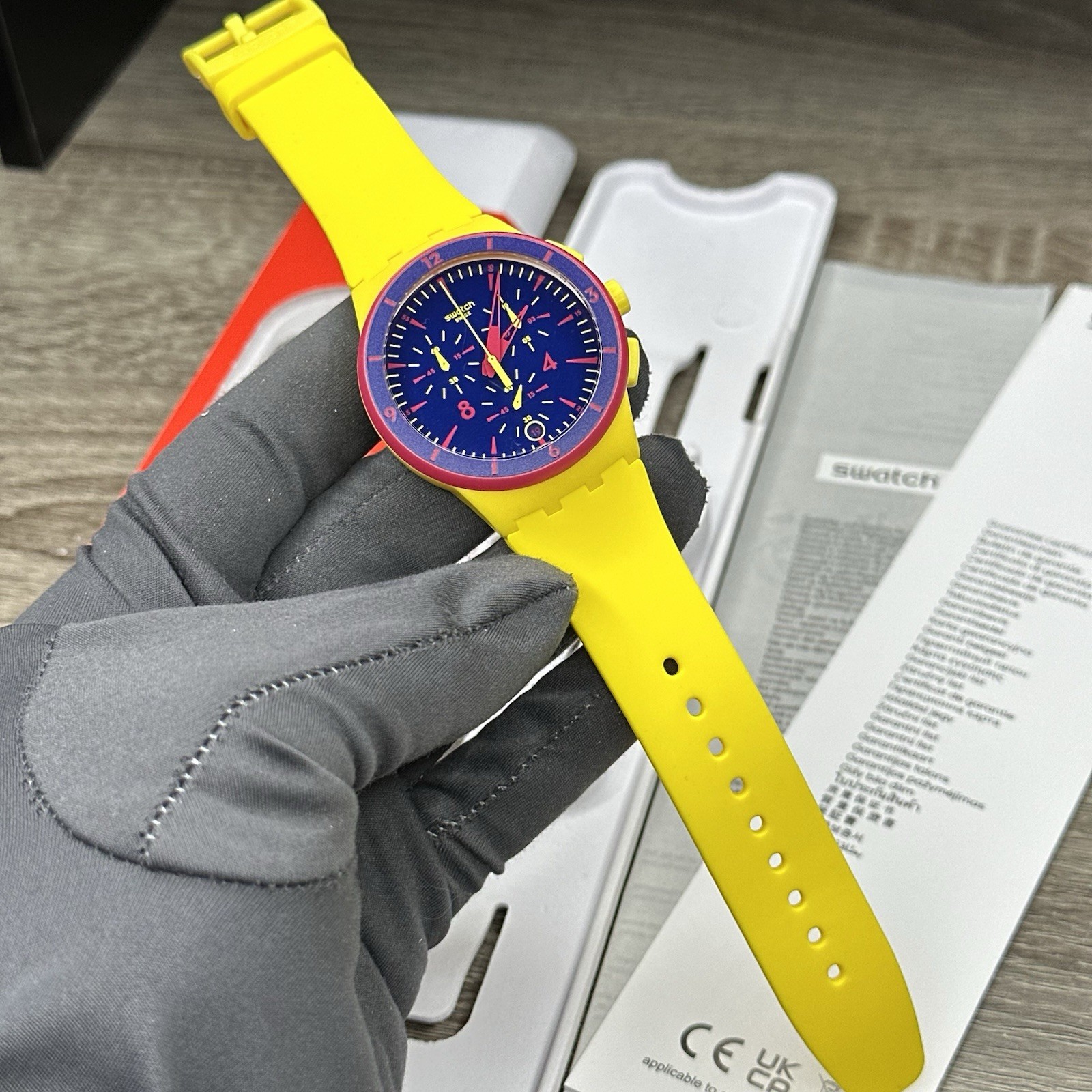 NEW✅ Swatch Chrono GLOW LOOM Yellow And Navy Date Sports Men’s Watch SUSJ400
