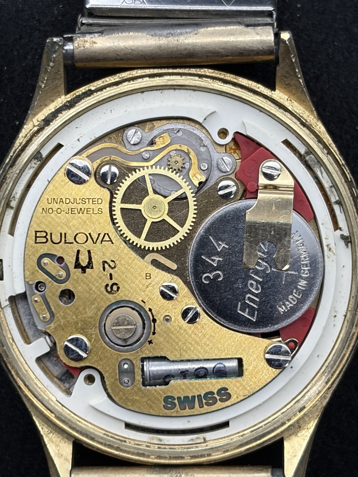 Vintage Bulova Swiss Quartz Men’s Dress Watch Gold Tone 2-9 Movement Runs