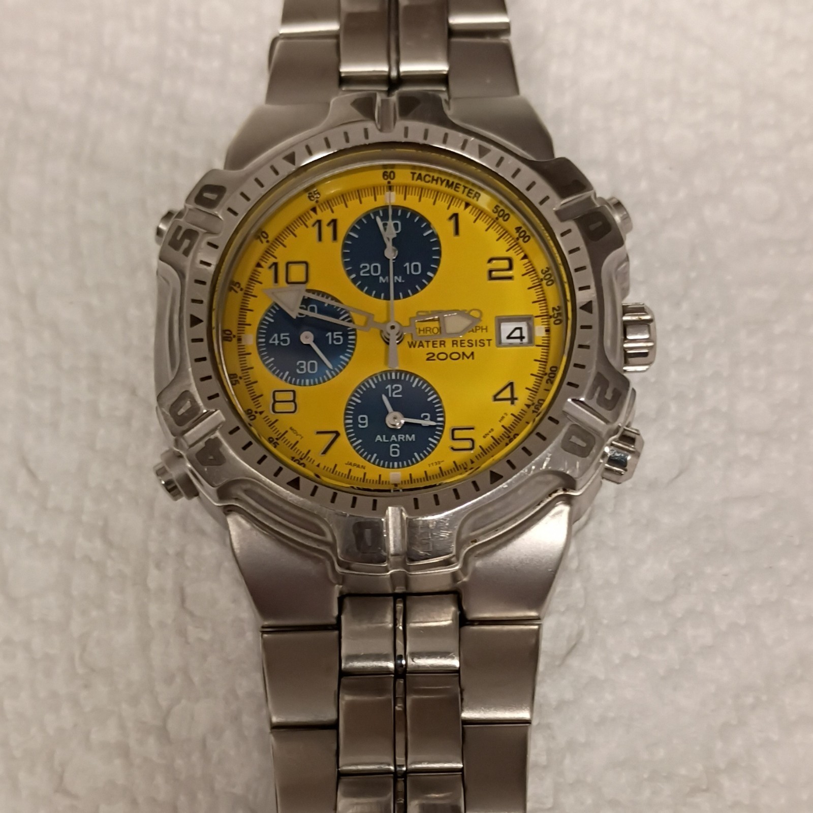 Seiko Quartz Chronograph Alarm 200m Tachymeter Yellow/Blue Dial Steel