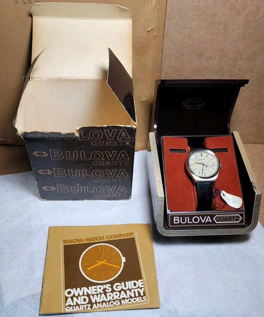 Vintage Rare NOS Mens Wristwatch 1970s N9 Bulova cal Dual Day quartz Working