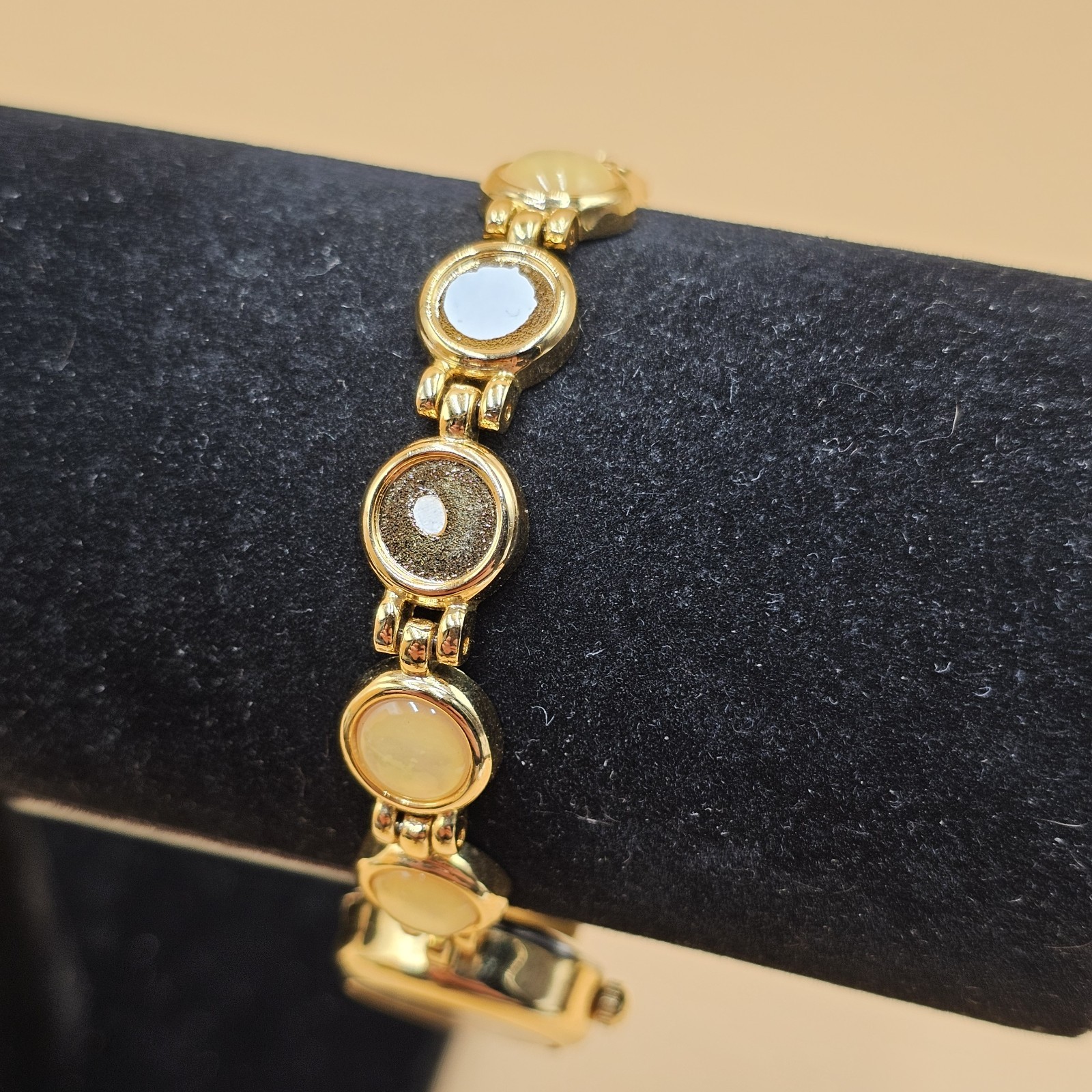 Vintage Vivani Gold Tone MOP Dial Ladies Watch New Battery See Photos
