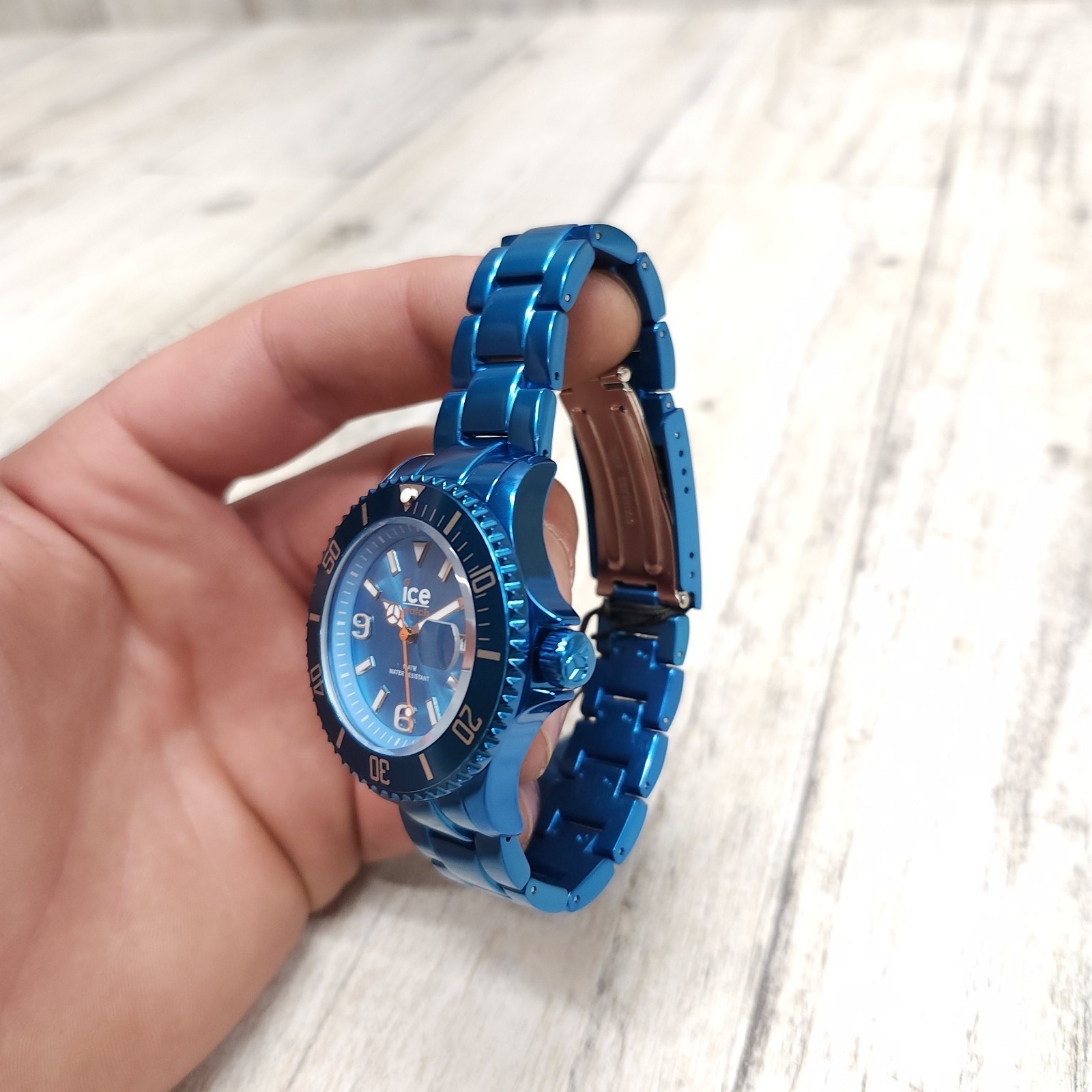 Ice Watch, Ice-Alu Turquoise Unisex 43MM Quartz Fashion Watch. Metal Linked Band