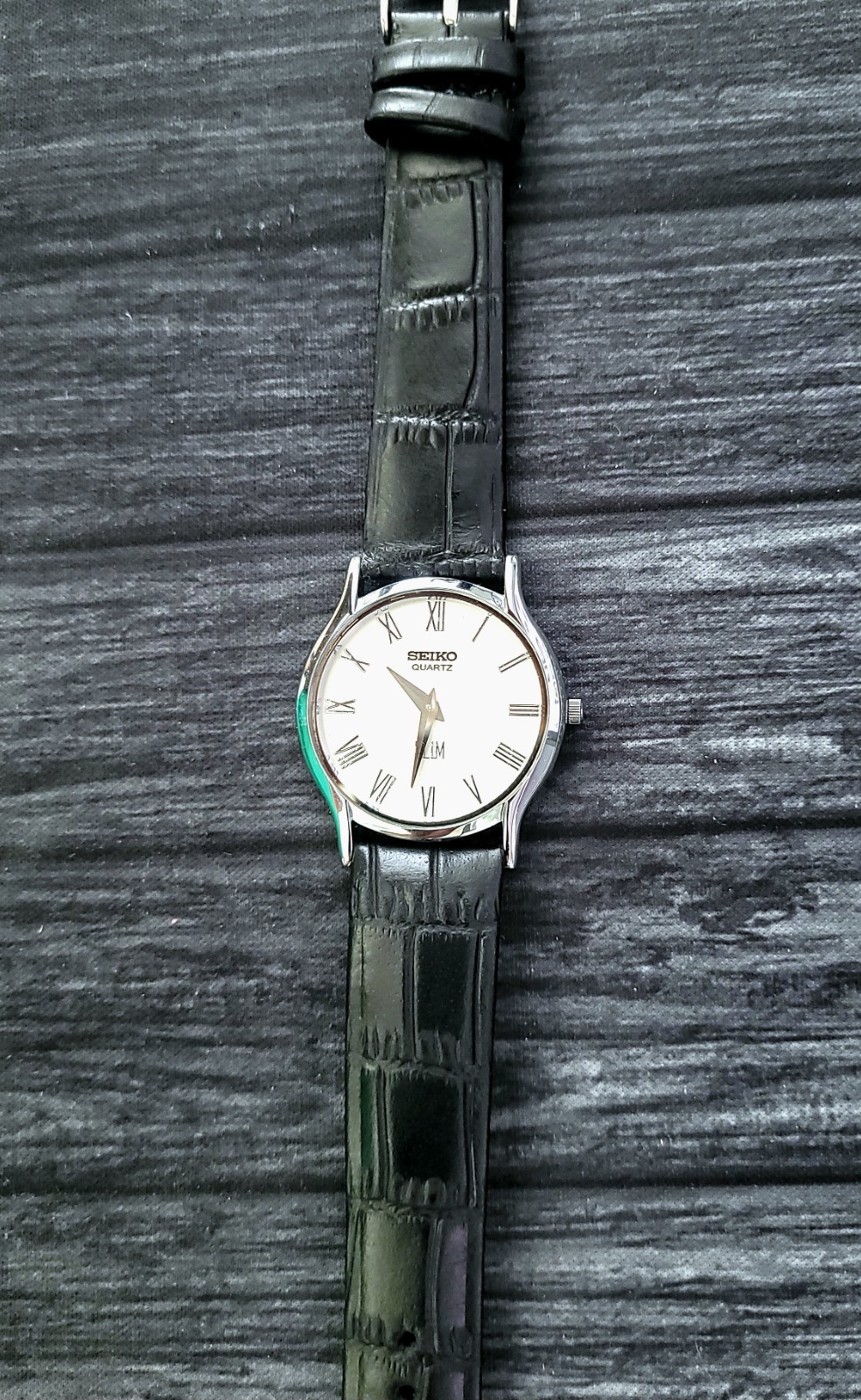 Rare Vintage Seíko Slim Roman Dial Slv Blk Mens Round Watch