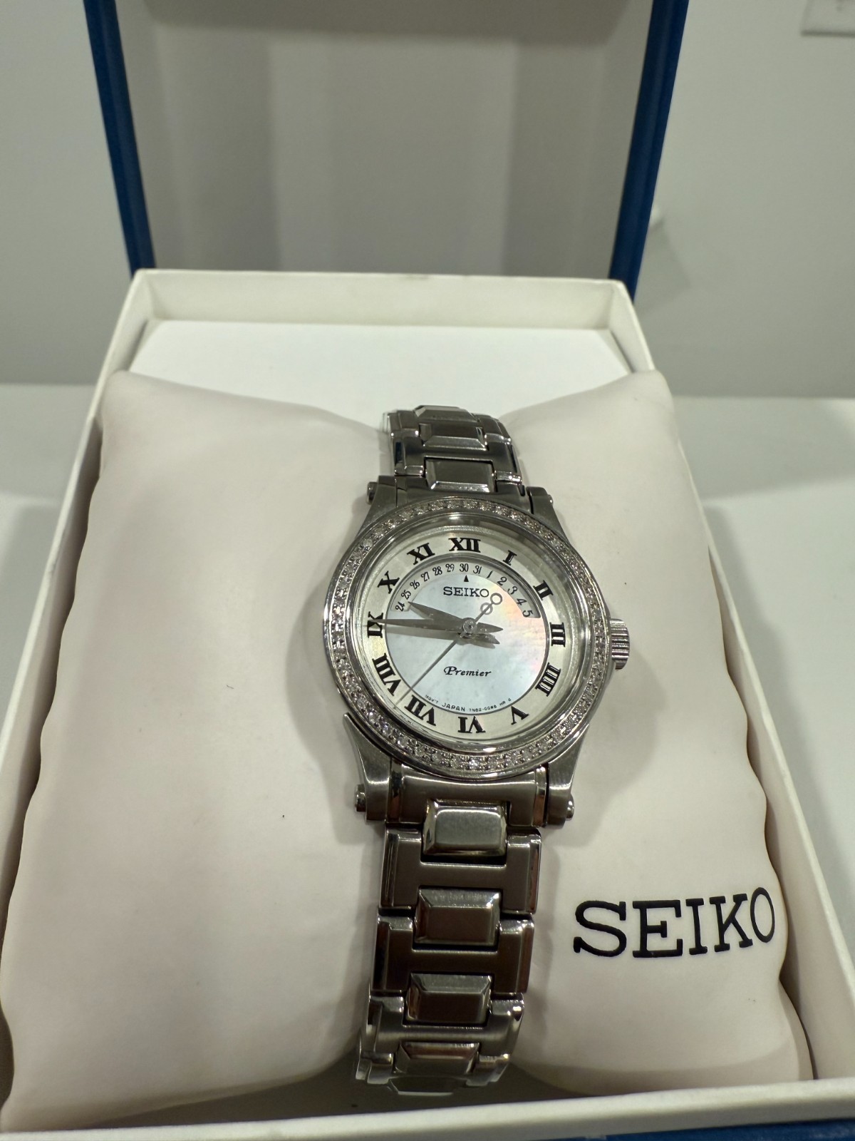Seiko premier mother of pearl diamond bezel sxd773